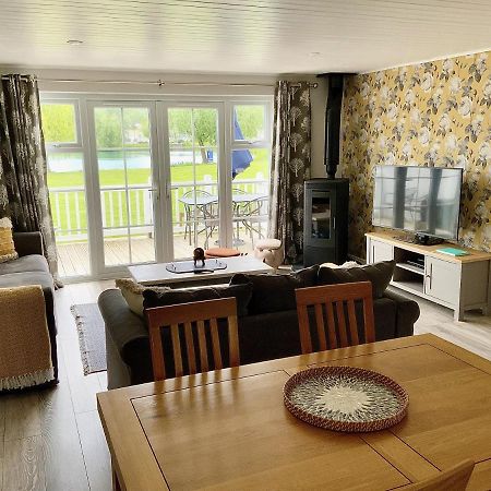'That One' Our Cotswold Lakeside Lodge ไซเร็นเซสเตอร์ ภายนอก รูปภาพ