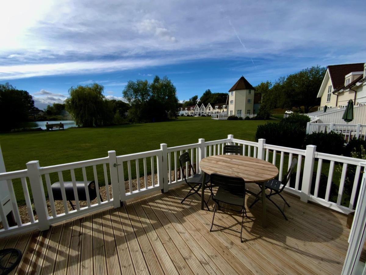 'That One' Our Cotswold Lakeside Lodge ไซเร็นเซสเตอร์ ภายนอก รูปภาพ