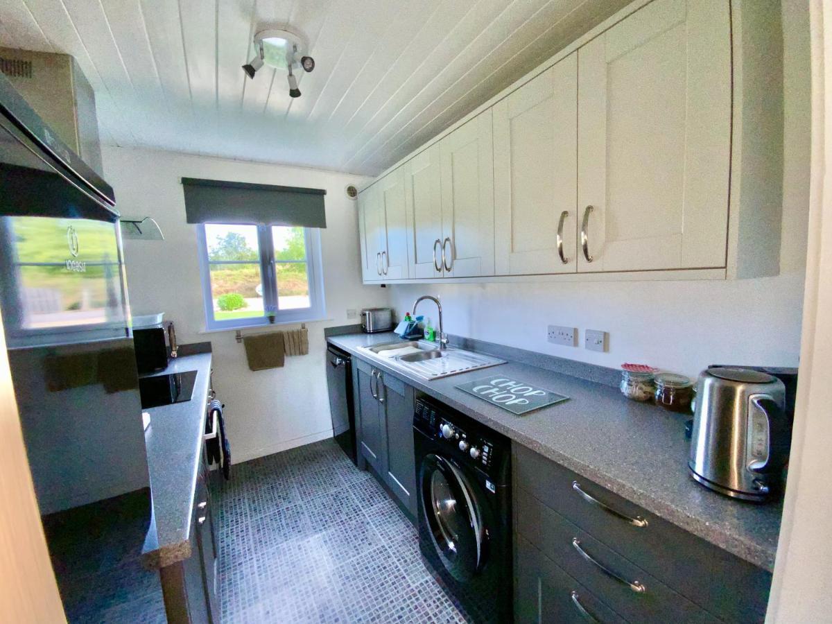 'That One' Our Cotswold Lakeside Lodge ไซเร็นเซสเตอร์ ภายนอก รูปภาพ