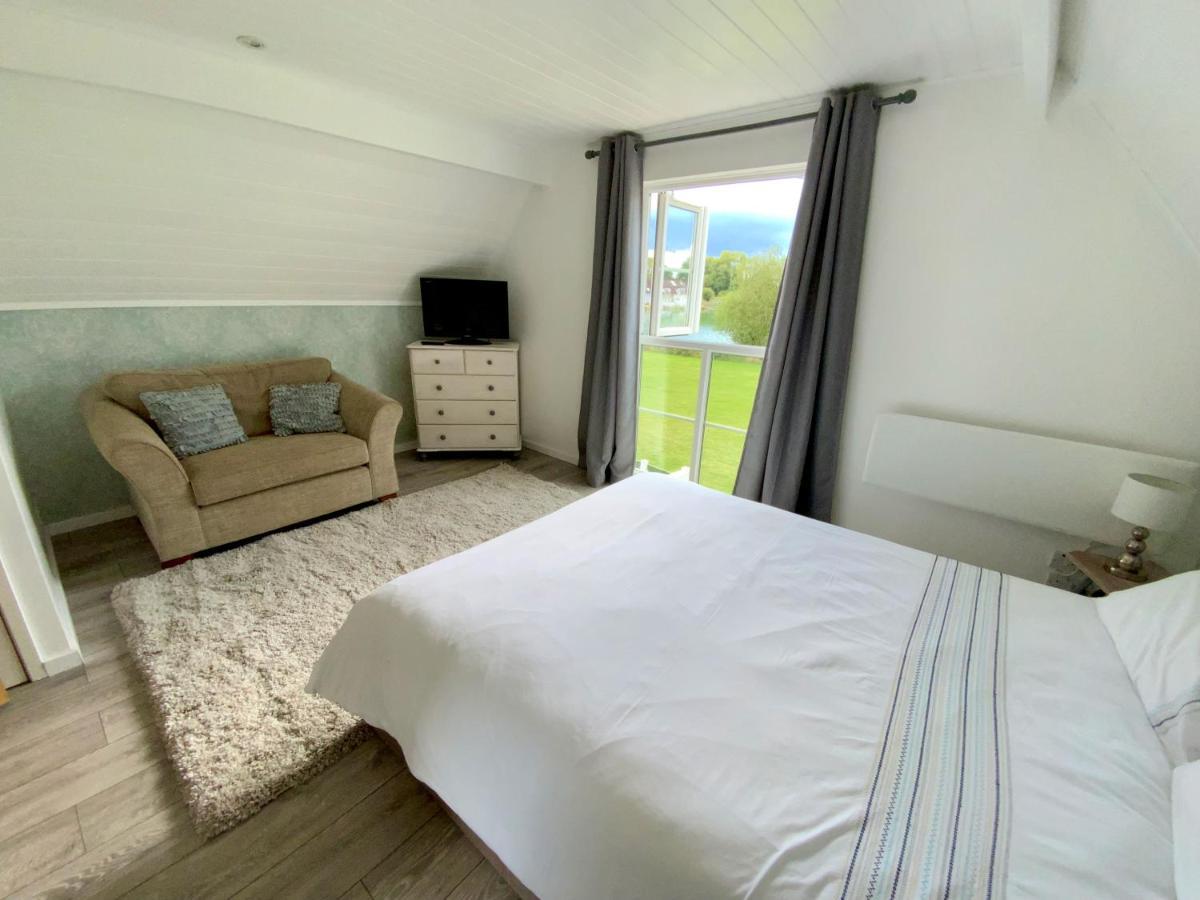 'That One' Our Cotswold Lakeside Lodge ไซเร็นเซสเตอร์ ภายนอก รูปภาพ