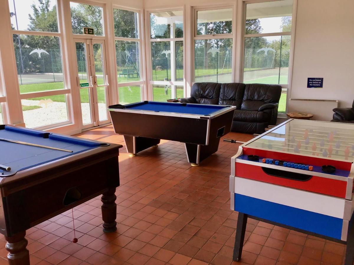 'That One' Our Cotswold Lakeside Lodge ไซเร็นเซสเตอร์ ภายนอก รูปภาพ