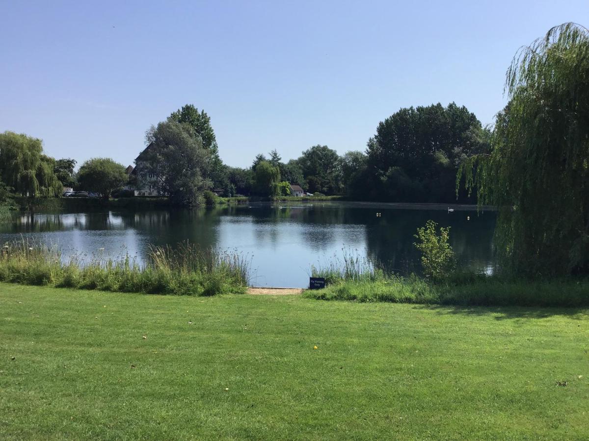 'That One' Our Cotswold Lakeside Lodge ไซเร็นเซสเตอร์ ภายนอก รูปภาพ