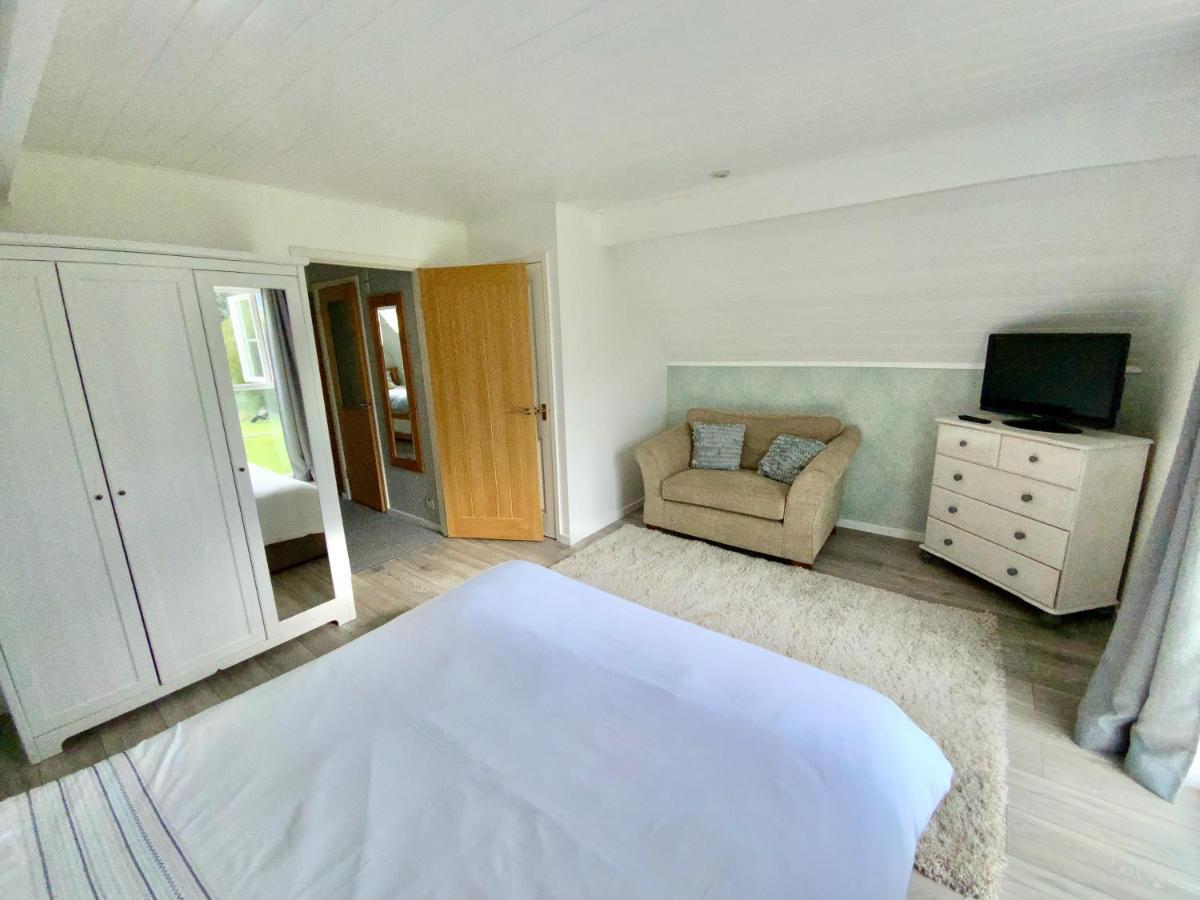 'That One' Our Cotswold Lakeside Lodge ไซเร็นเซสเตอร์ ภายนอก รูปภาพ