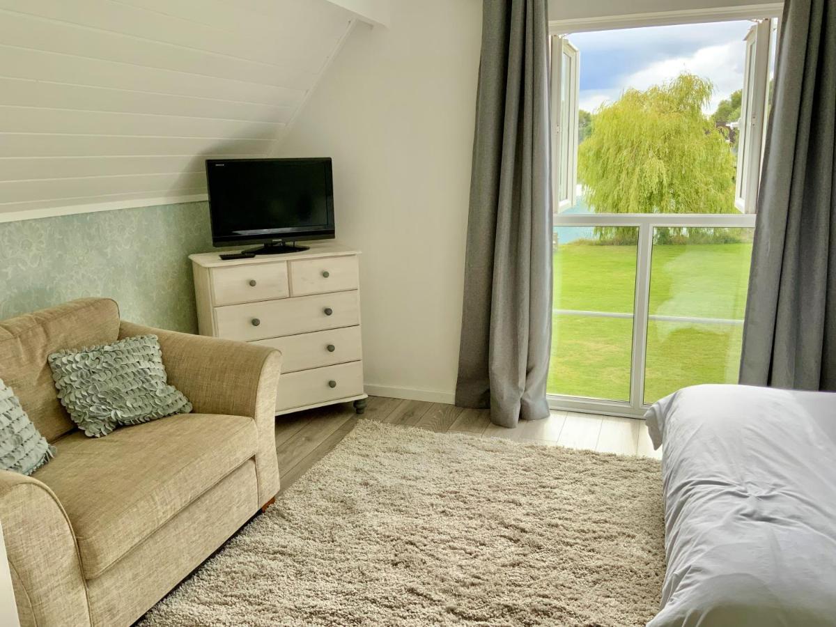 'That One' Our Cotswold Lakeside Lodge ไซเร็นเซสเตอร์ ภายนอก รูปภาพ