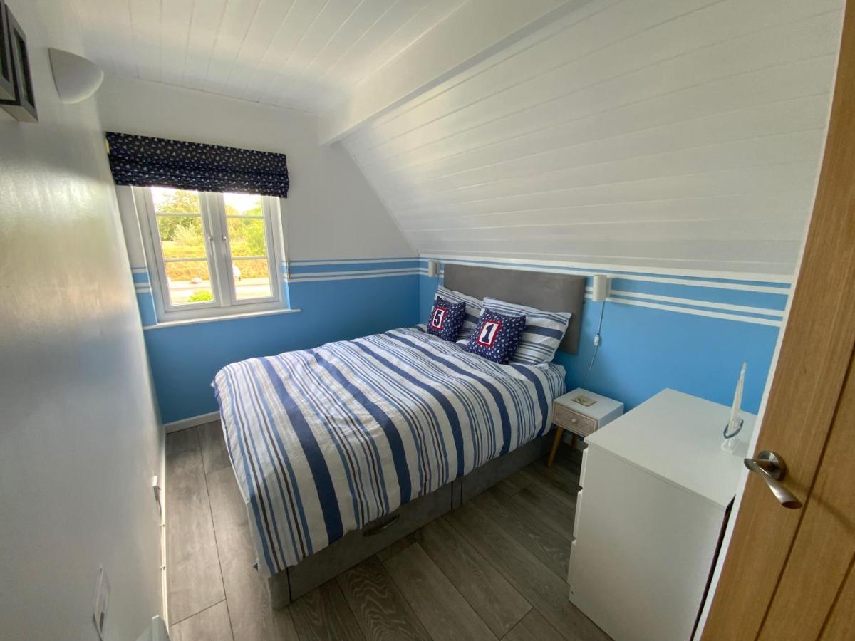 'That One' Our Cotswold Lakeside Lodge ไซเร็นเซสเตอร์ ภายนอก รูปภาพ