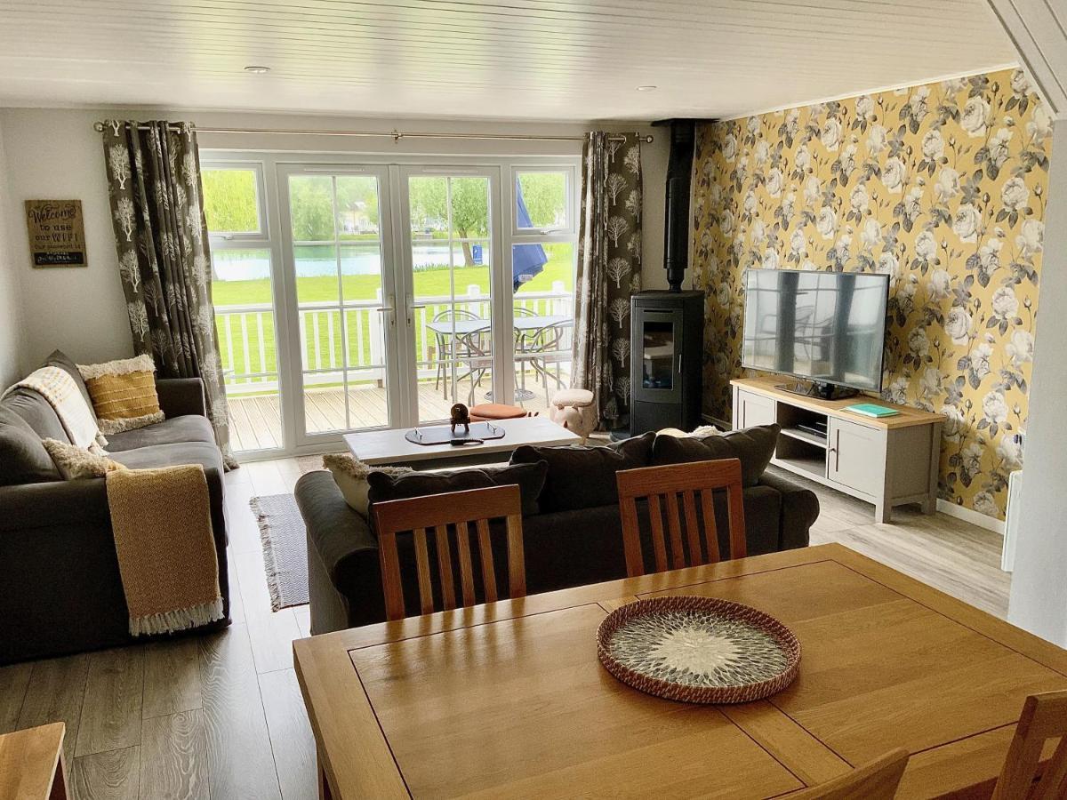 'That One' Our Cotswold Lakeside Lodge ไซเร็นเซสเตอร์ ภายนอก รูปภาพ