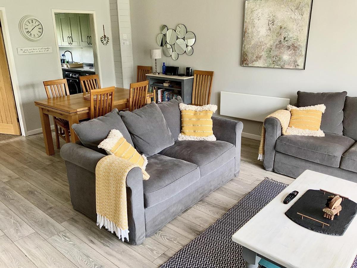 'That One' Our Cotswold Lakeside Lodge ไซเร็นเซสเตอร์ ภายนอก รูปภาพ